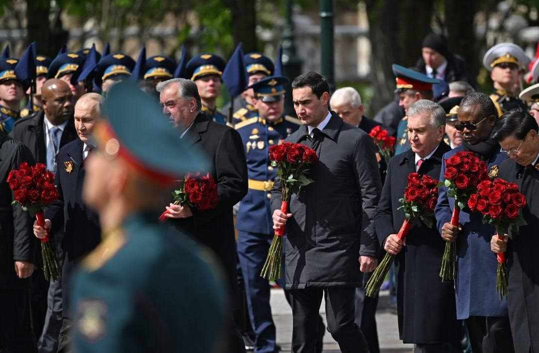 Сердар Бердымухамедов принял участие в церемонии возложения цветов к Могиле неизвестного солдата