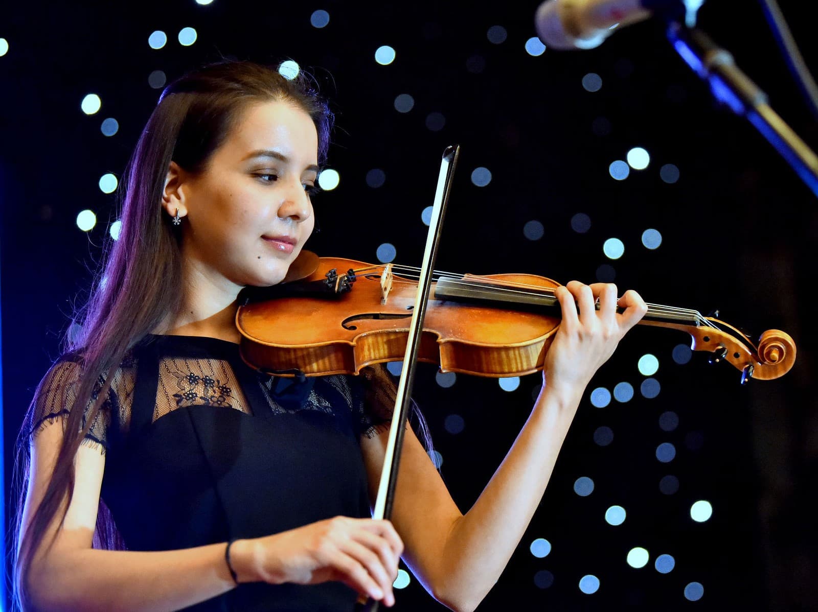 5-prichin-pojti-na-koncert-ajbolek-muhievoj-16-maya-v-turkmenskoj-konservatorii