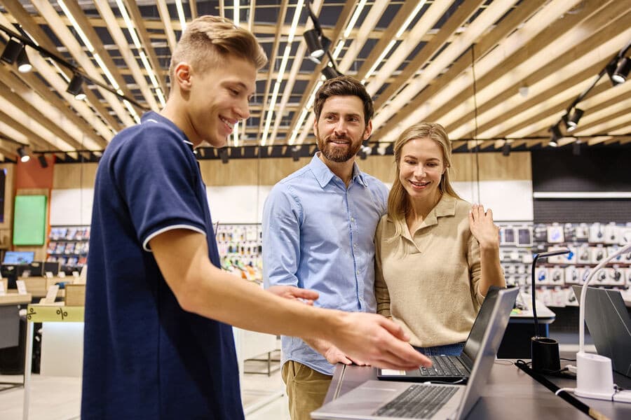 cifrovoj-naparnik-2026-kak-vybrat-noutbuk-i-ne-pereplatit-za-marketing