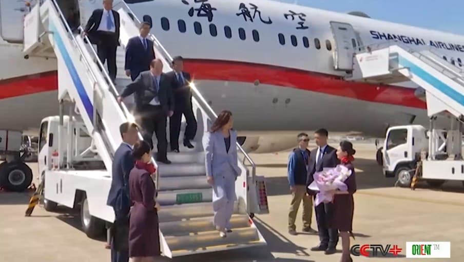 cheng-arrives-shanghai-kicking-kmt-delegations-mainland-visit