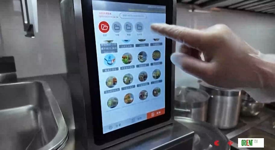 Emeli aň bilen işleýän aşpez robotlary Pekindäki restoranlarda müşderiler üçin tagamly naharlary tiz taýýarlaýar