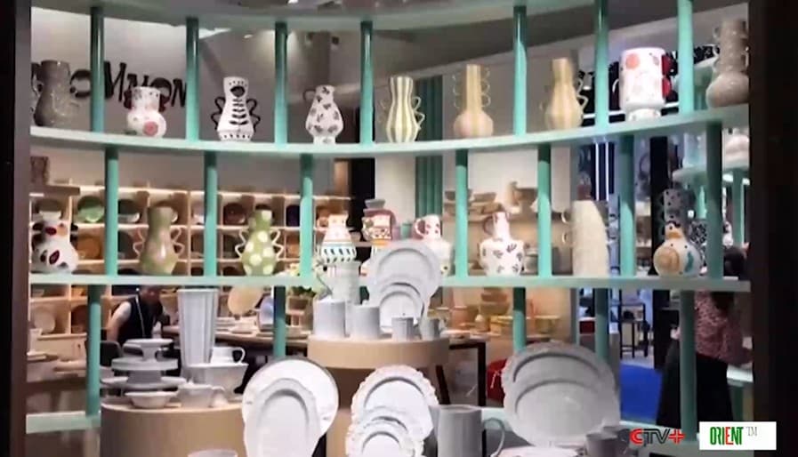 Kanton sergisi öý harytlaryny görkezip, ikinji tapgyra gadam basýar