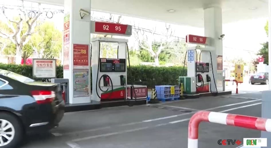 Hytaý benziniň bahasyny bir tonna üçin 525 ýuan arzanladýar. Näme üçin geosyýasat nebit «hiňňildigini» ýene-de yralaýar?