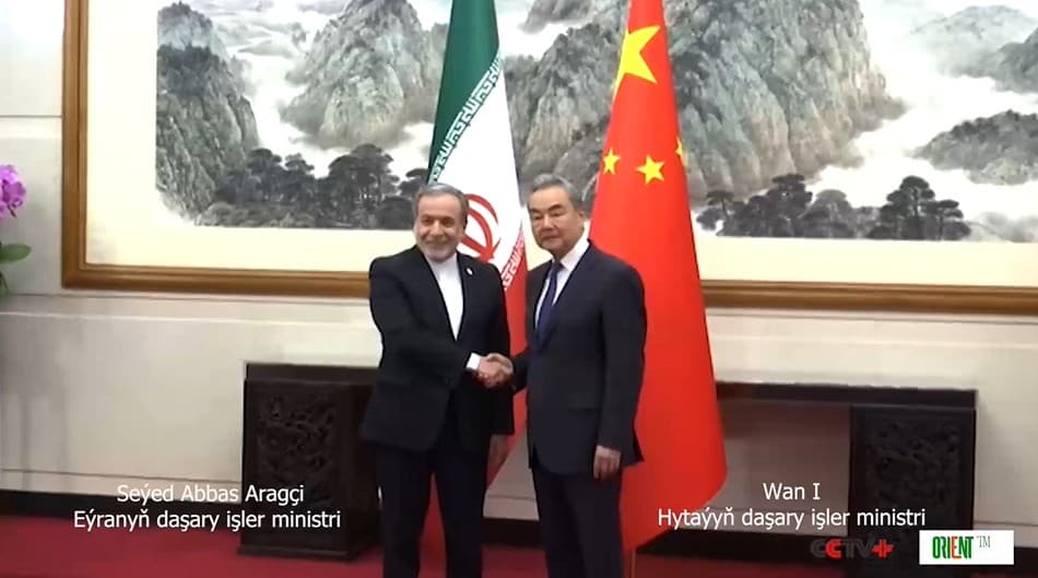 Wan I we Aragçi Ormuz bogazyndaky ýagdaýy ara alyp maslahatlaşdylar: Hytaý dartgynlylygy gowşatmaga çagyrýar, Eýran Hytaýyň parahatçylyk başlangyçlaryna ýokary baha berýär