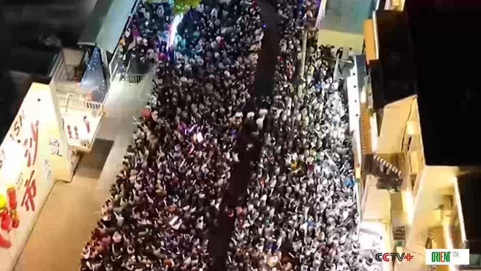 “Ýaşaýyş geçelgesi” üç minutda: Hytaýdaky festiwalda 20 müň adam nätanyş birini halas etmek üçin ýol açdy