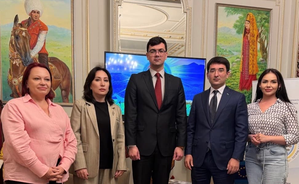 Brýusselde türkmen metbugat wekiliýeti bilen Türkmenistanyň Ýewropa Bileleşigindäki ilçisiniň arasynda gepleşik geçirildi