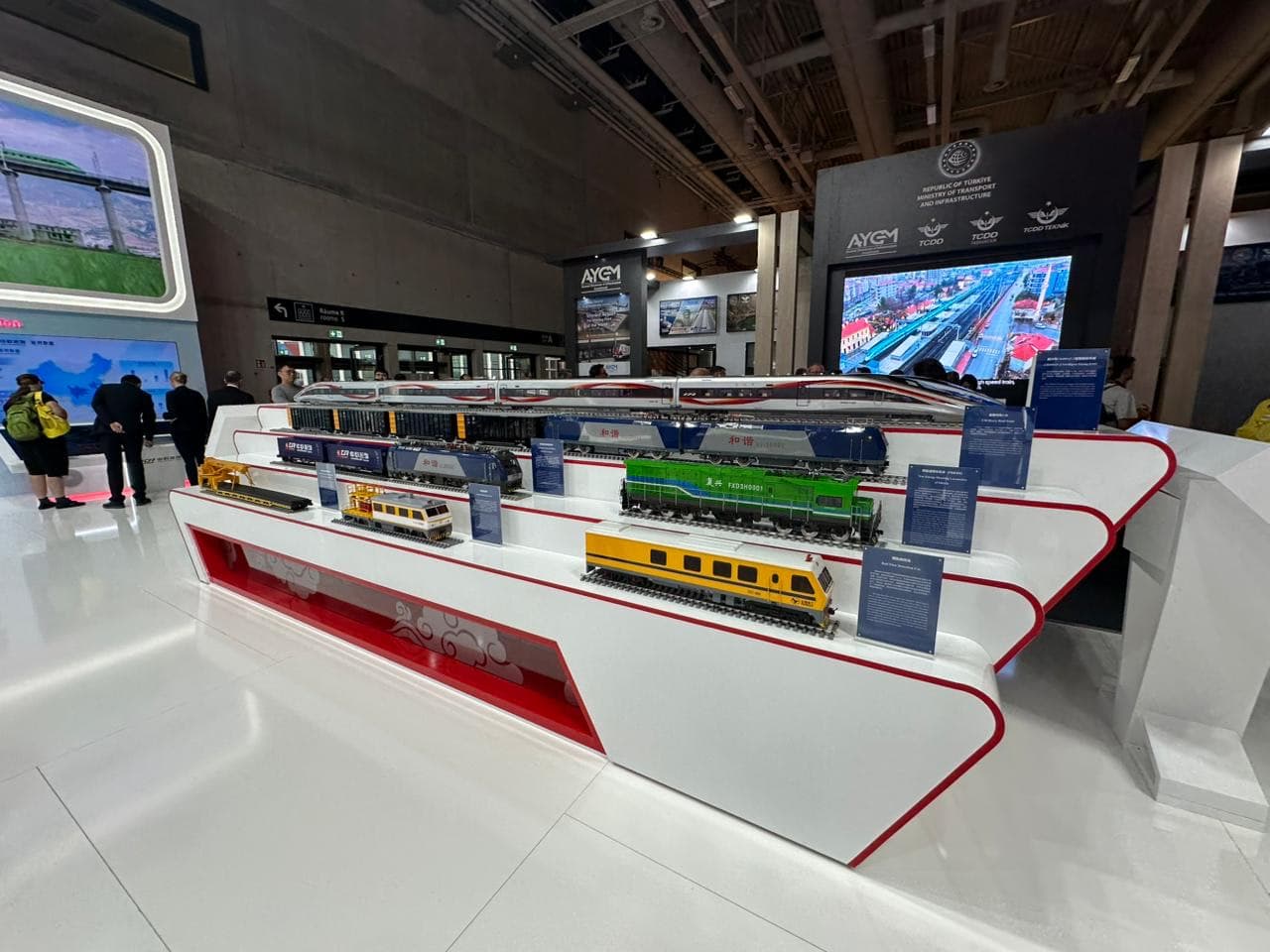 specialisty-aoot-demiryollary-izuchayut-novinki-v-zheleznodorozhnoj-otrasli-na-mezhdunarodnoj-vystavke-innotrans-2024