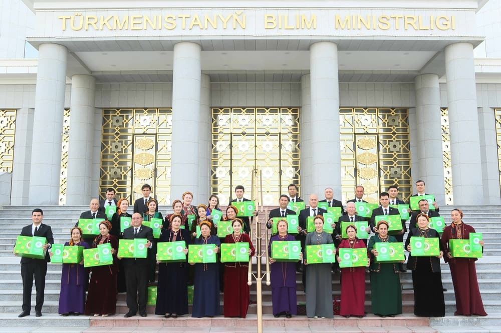 Türkmenistanyň Bilim ministrliginde öňdebaryjy bilim işgärlerini sylaglamak dabarasy geçirildi