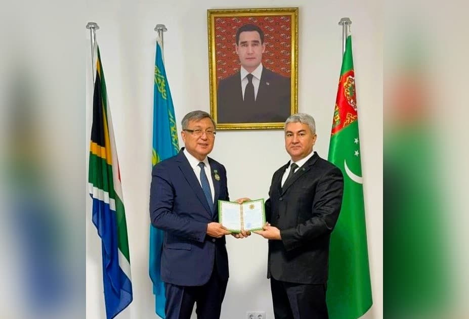 yubilejnaya-medal-k-300-letiyu-mahtumkuli-fragi-vruchena-sovetniku-prezidenta-kazahstana