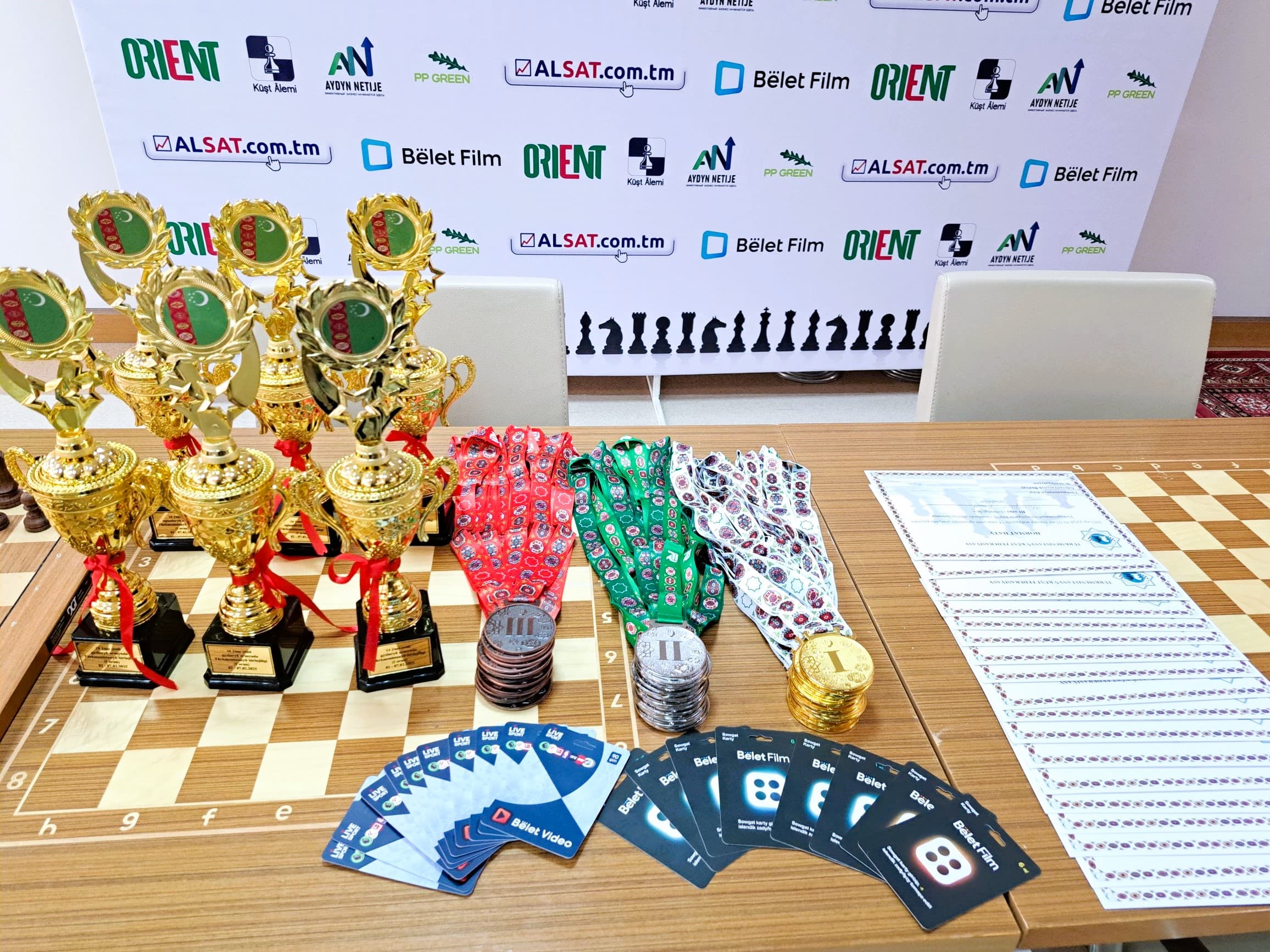 v-ashhabade-nagradili-prizerov-yunosheskogo-chempionata-turkmenistana-po-shahmatam