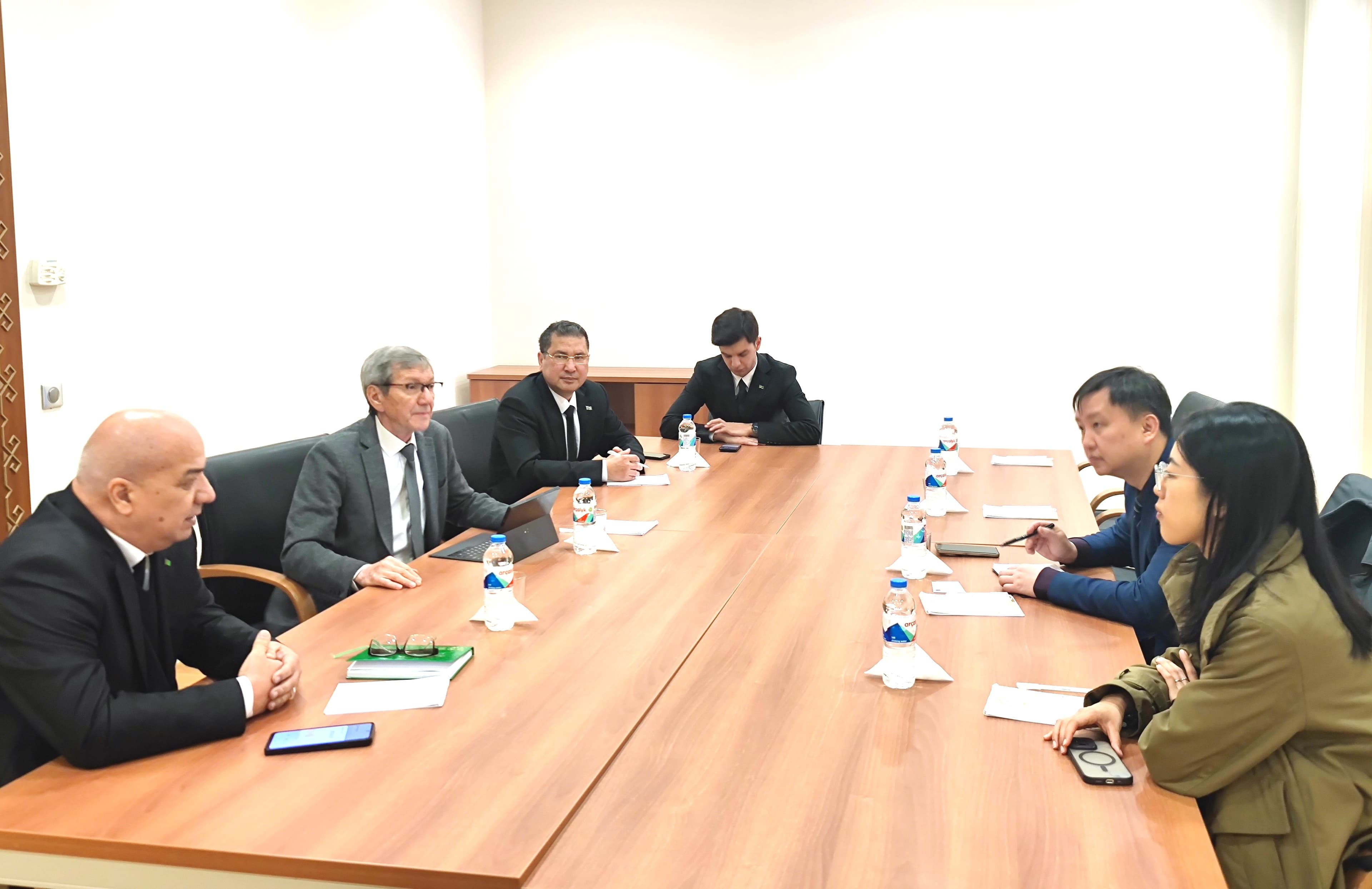 v-centre-strategicheskih-issledovanij-mid-turkmenistana-proshla-vstrecha-s-delegaciej-sinhua