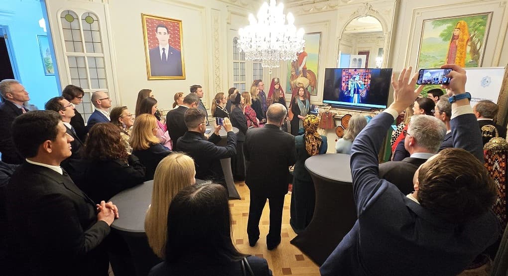 bryusseldaki-turkmen-medeniyetinin-agsamy-dialog-we-dap-dessurlar