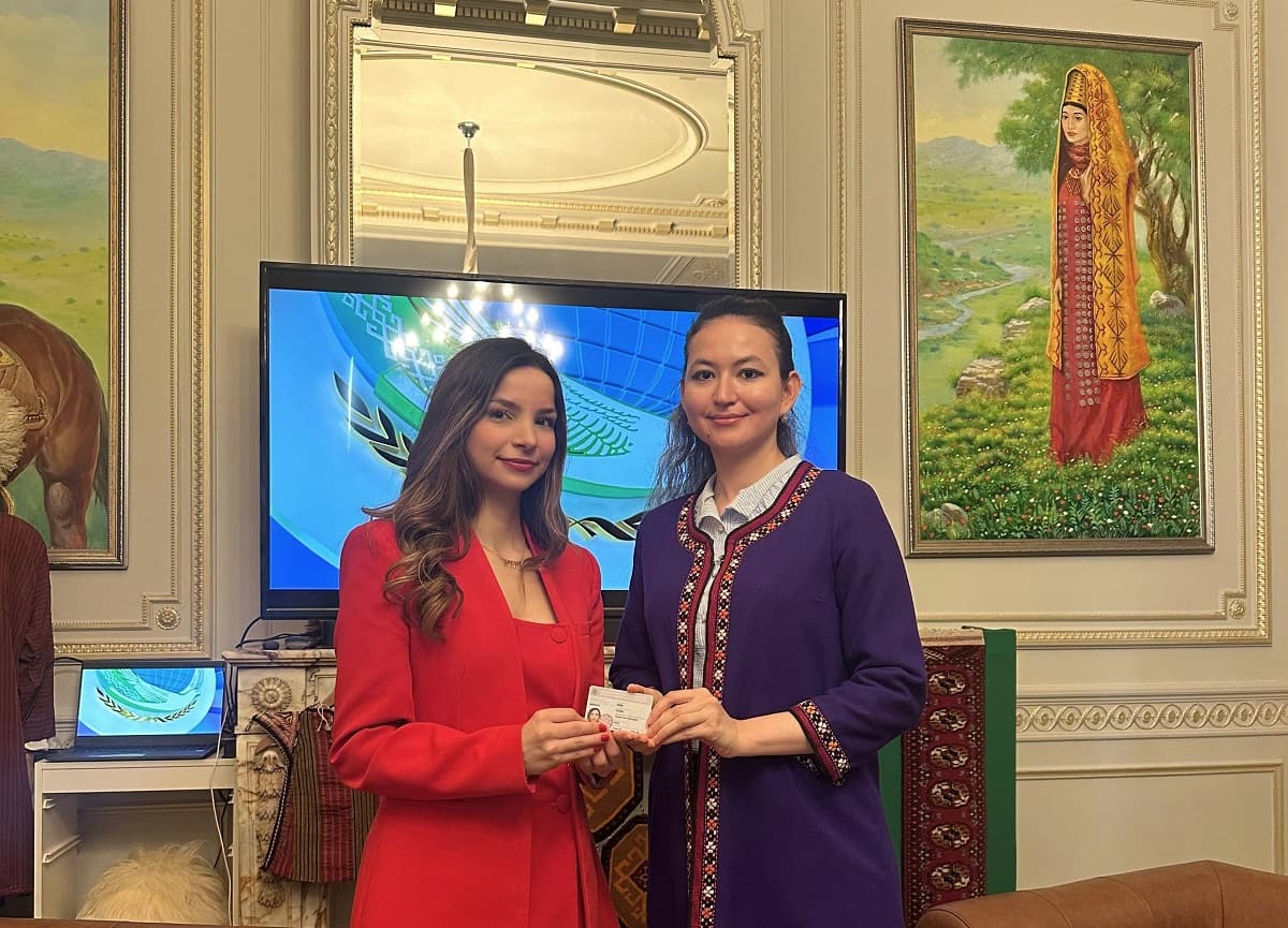 embassy-turkmenistan-belgium-presented-press-card-journalist-and-expert-derya-soysal