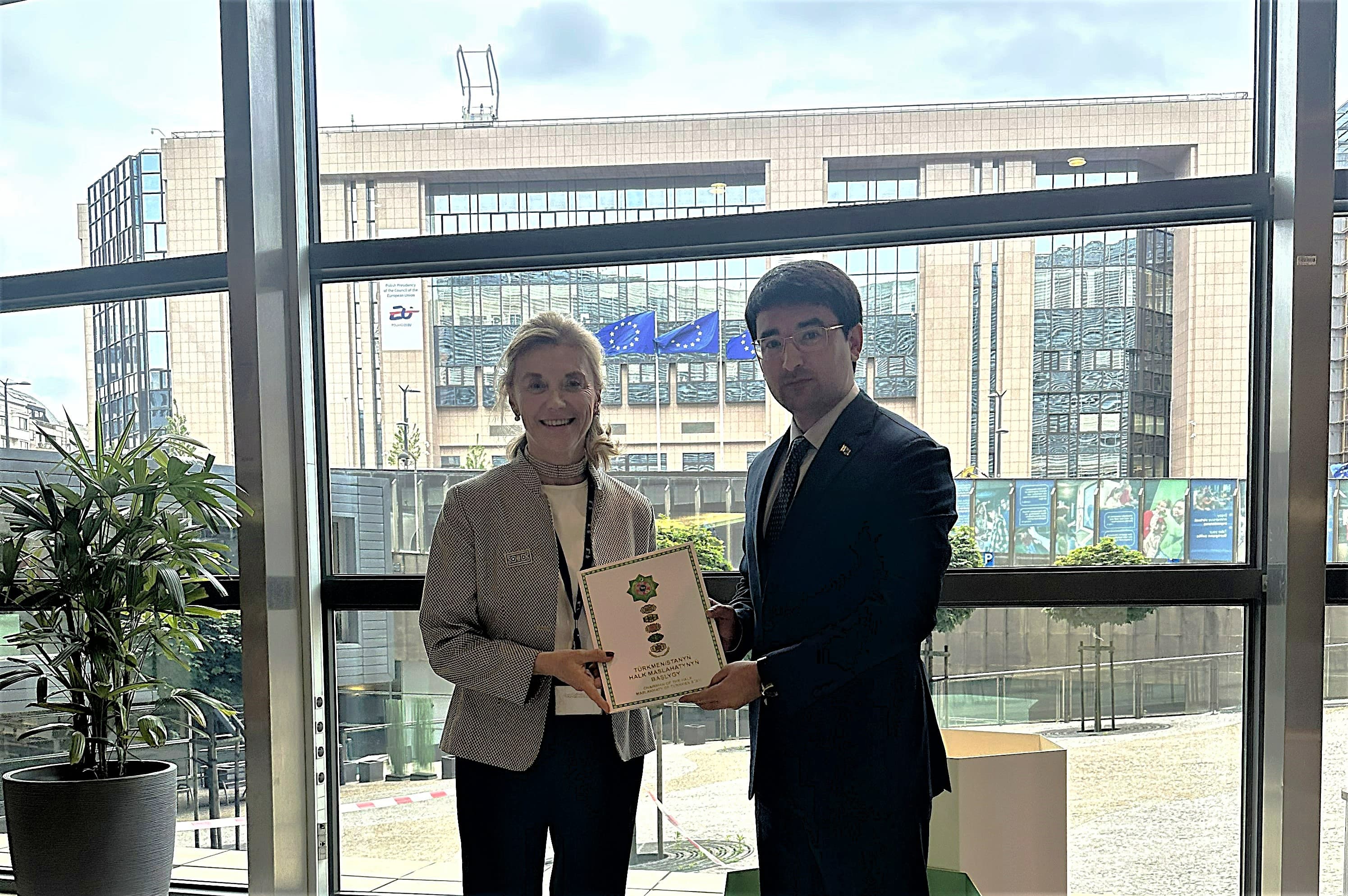 turkmenistan-yewropa-komissiyasynyn-yolbascysyny-asgabatdaky-parahatcylyk-forumyna-cagyrdy