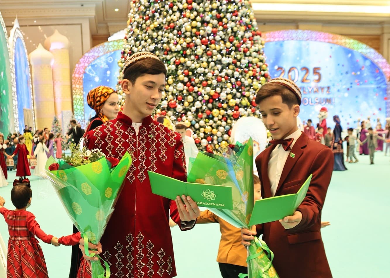 asgabatda-yurdun-durli-kunjeklerinden-yas-zehinlere-gulbaba-bayragy-gowsuryldy