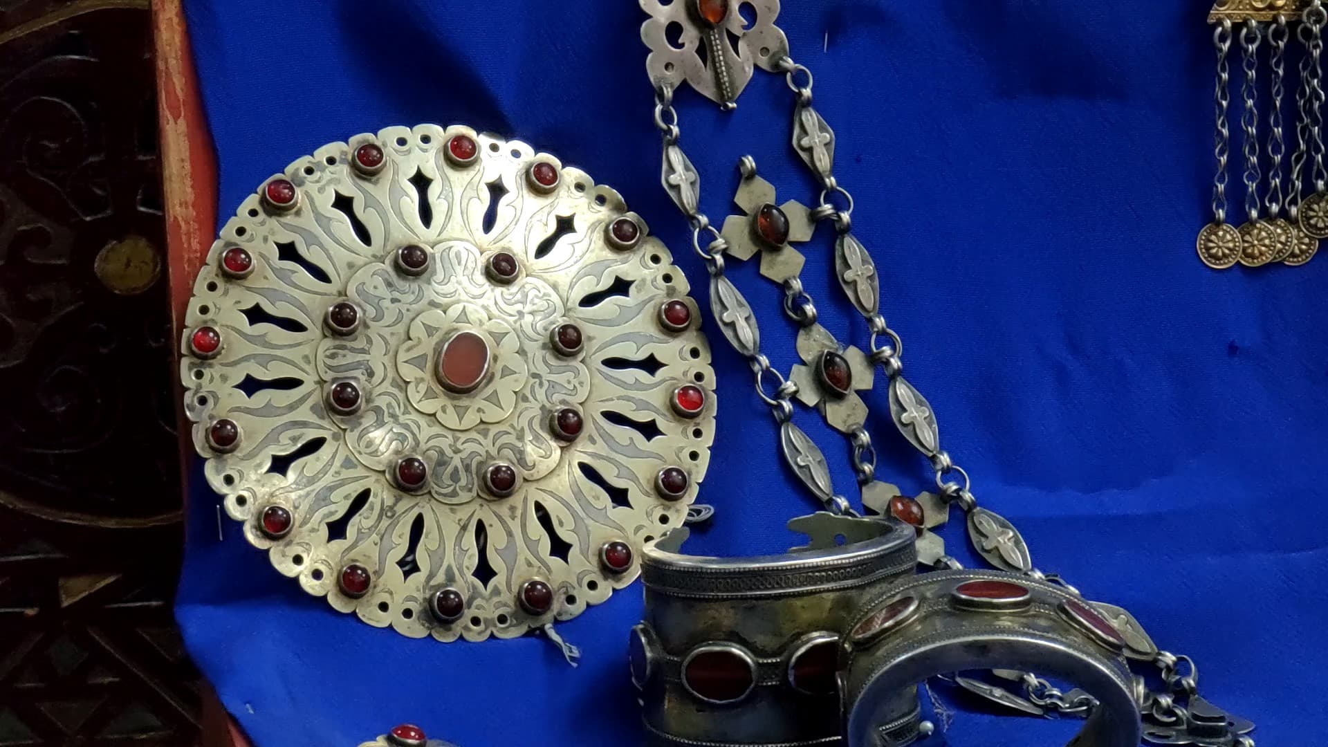 v-tashkentskaya-biennale-priglashaet-turkmenskih-masterov