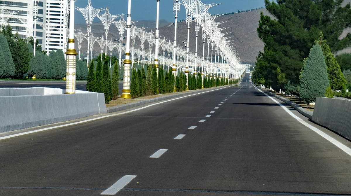 На заседании правительства под руководством Президента Сердара Бердымухамедова обсудили развитие образования, промышленности, сельского хозяйства и гуманитарной деятельности.