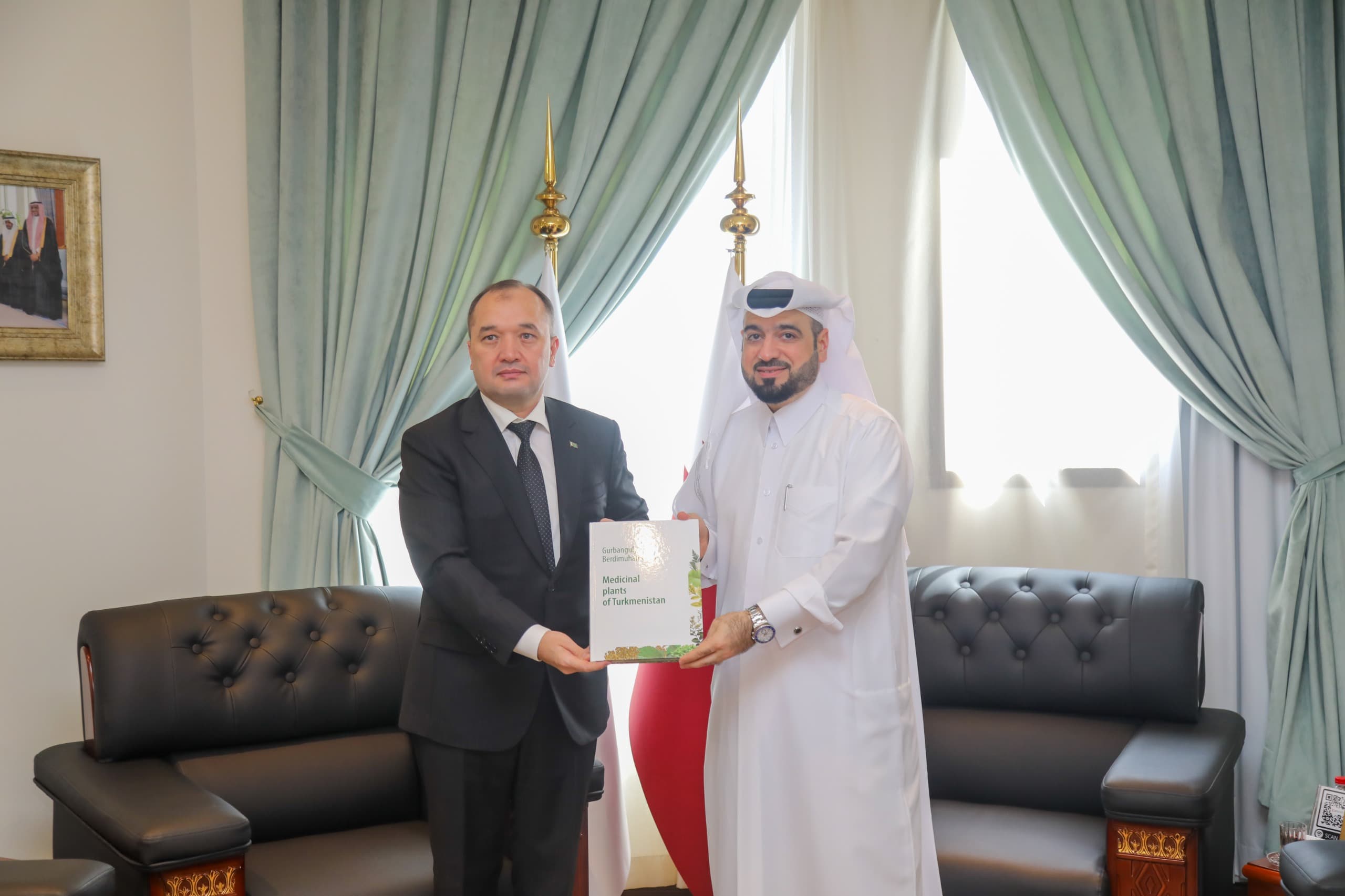 posol-turkmenistana-v-gosudarstve-katar-vstretilsya-s-ministrom-municipalitetov-katara