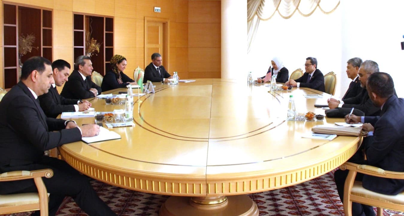 ministr-inostrannyh-del-malajzii-poseshchaet-ashhabad-s-oficialnym-vizitom