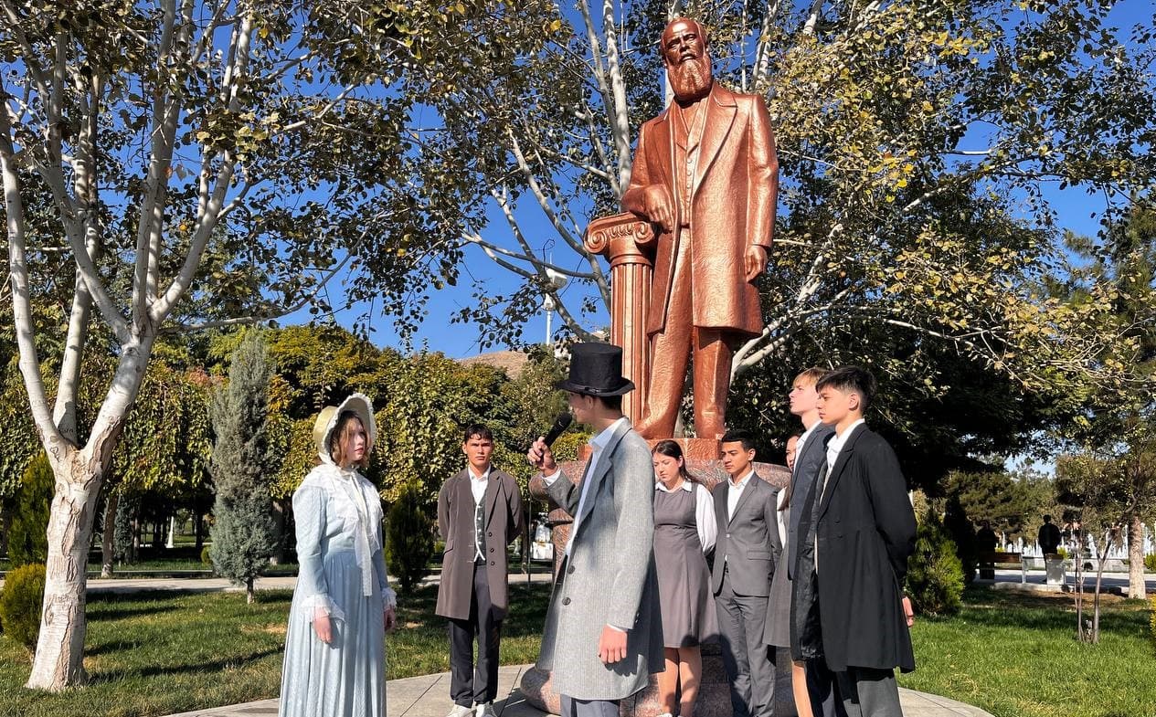 asgabatda-fyodor-dostoyewskinin-doglan-guni-gul-goymak-dabarasy-bilen-bellendi