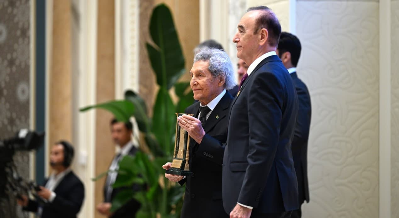 turkmenistanyn-halk-suratkesi-babasary-annamyradow-geljegin-mirasy-bayragynyn-yenijisi-boldy