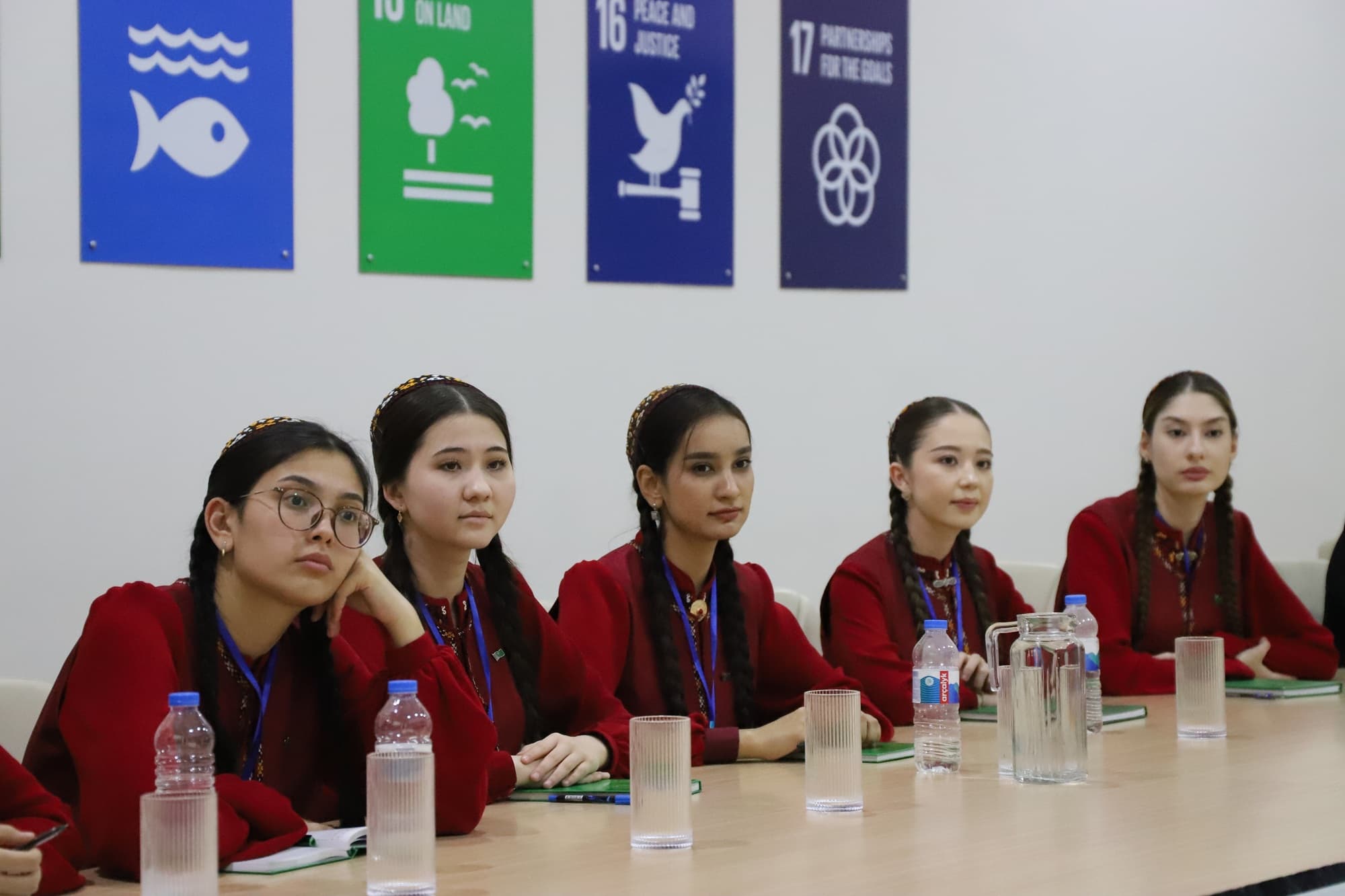 yaslar-ucin-sapaklar-sanly-paradoks-we-howpsuz-onlayn-ginisligini-nadip-gurmaly