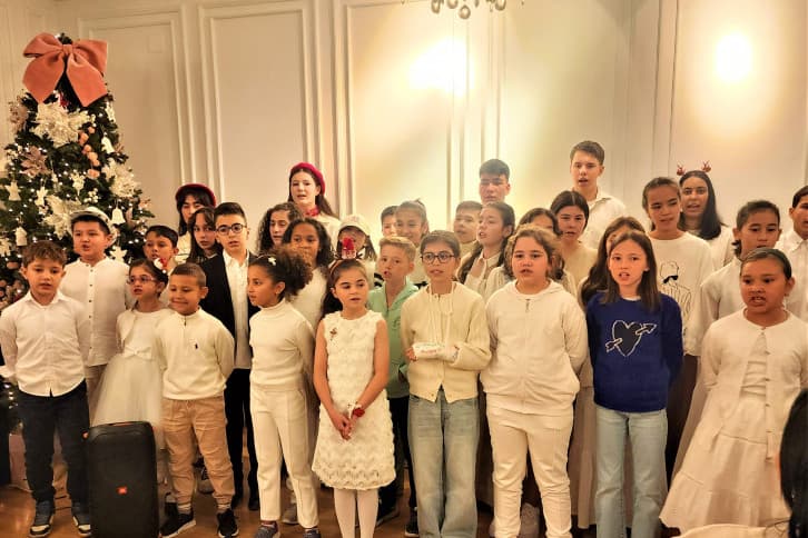 Aşgabatdaky Fransuz institutynda çagalar horunyň Täze ýyl konserti
