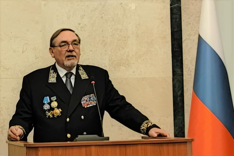 Senenamada — fewral aýynyň ortalary Türkmenistandaky diplomatik korpus üçin «goşa baýramyň» aýratyn döwrüdir. 10-njy fewralda bellenilýän Russiýanyň diplomatik işgärleriniň gününden soň, Aşgabatda milli diplomatlaryň hünär baýramy — 18-nji fewrala taýýarlyk görýär. Şu seneleriň arasynda Russiýa Federasiýasynyň Ilçihanasynda dabaraly kabul edişlik geçirildi