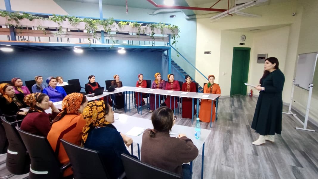 asgabatda-yurdumyzyn-dasky-gursawy-goramak-baradaky-gosantlaryna-jemgyyetciligin-gatnasmagy-ara-alnyp-maslahatlasyldy