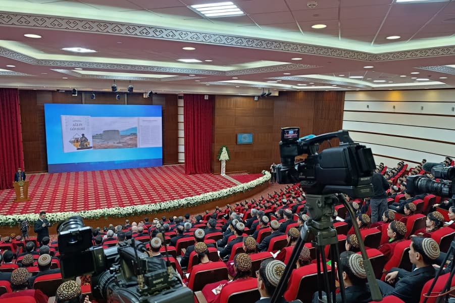 pearl-memory-presentation-gurbanguly-berdimuhamedovs-book-azerbaijani