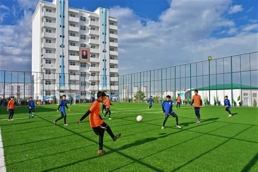 Aşgabatda we Maryda ýüzlerçe maşgalalara baýramçylyk mynasybetli täze öýleriň açarlary gowşuryldy