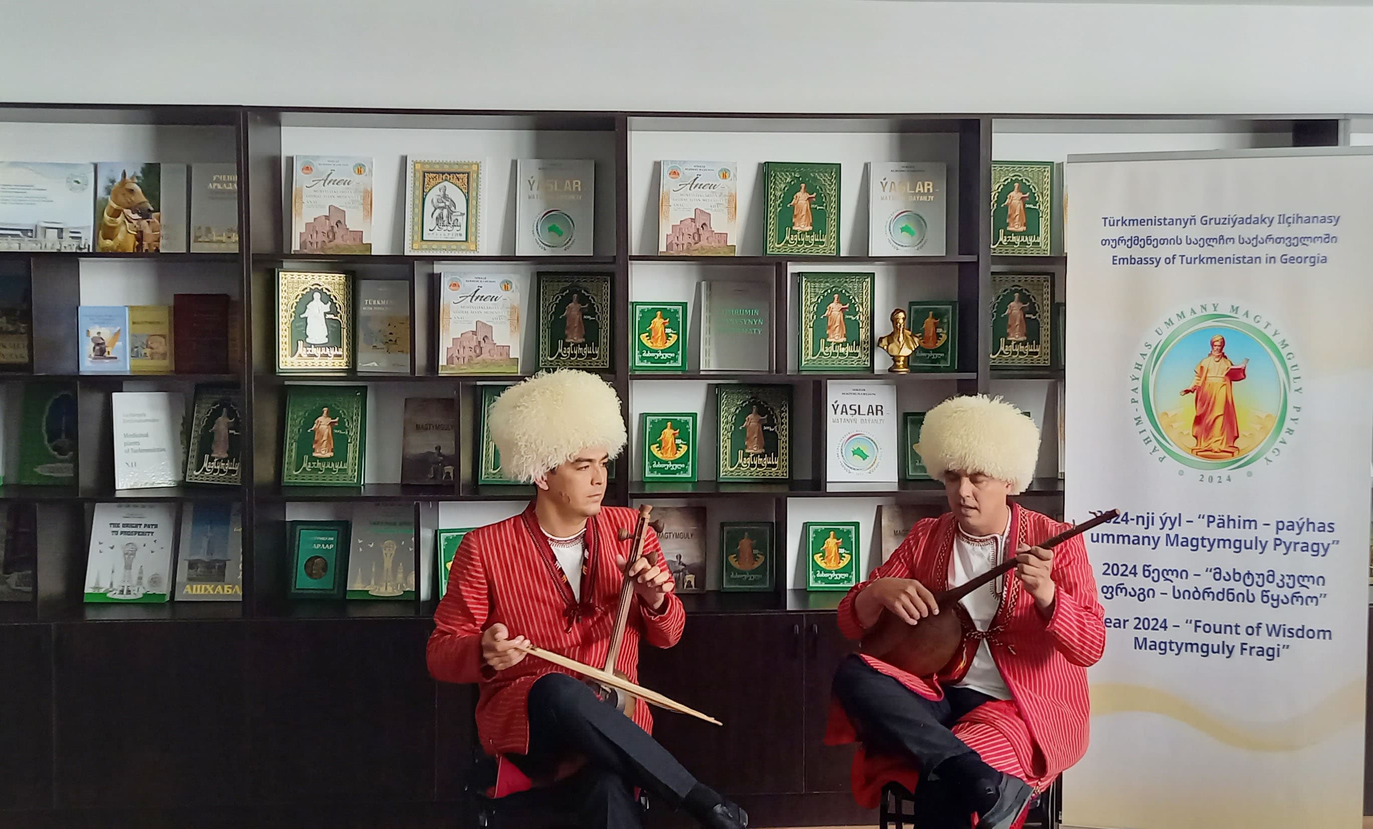 v-odnom-iz-vuzov-tbilisi-otkryli-auditoriyu-mahtumkuli-fragi