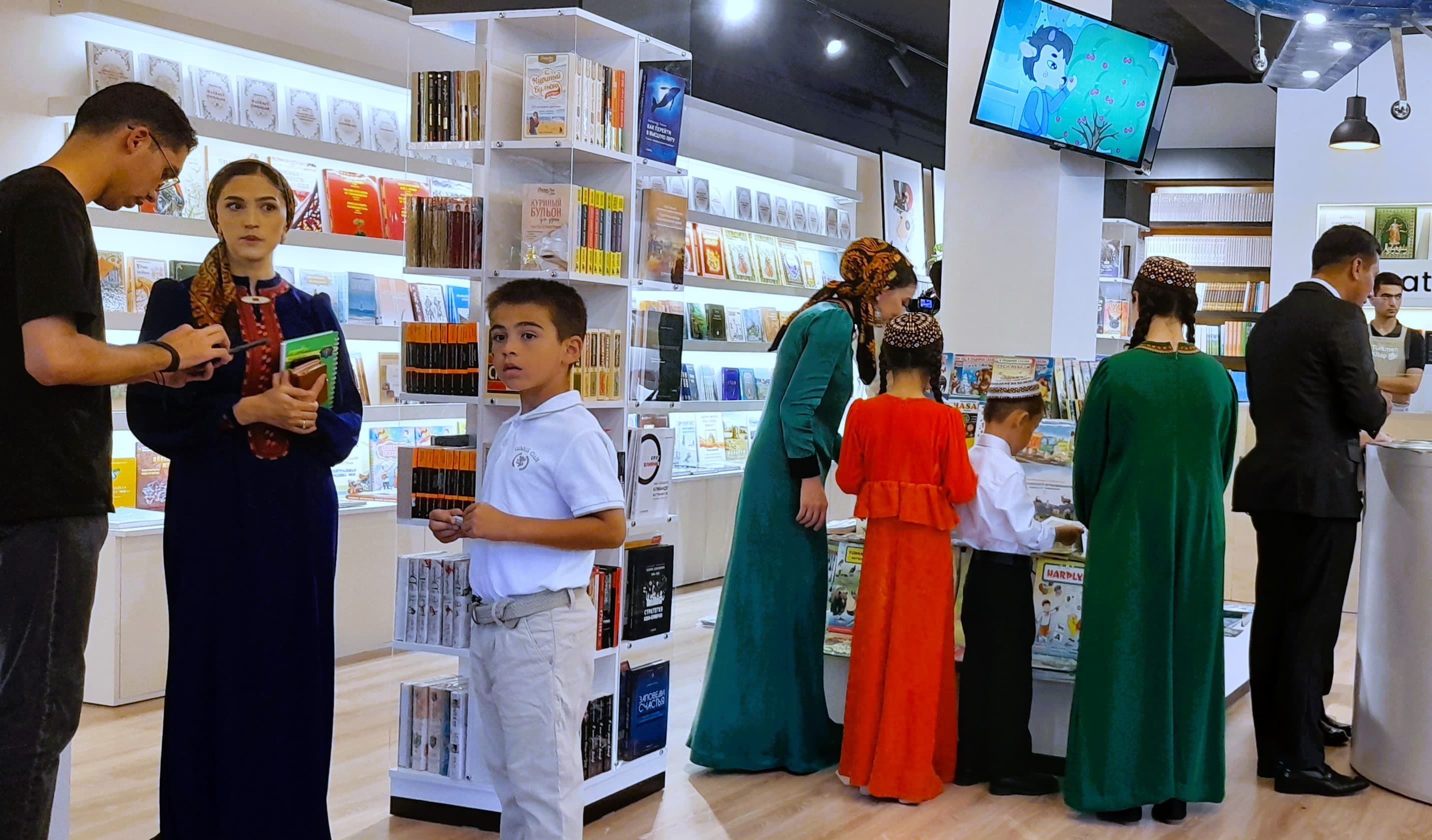 Книжный ассортимент ориентирован в первую очередь на детей: на полках и столах можно найти сказки, веселые стихи, рассказы, ребусы и головоломки. Для более старших посетителей предусмотрена поэзия Махтумкули и произведения других авторов.