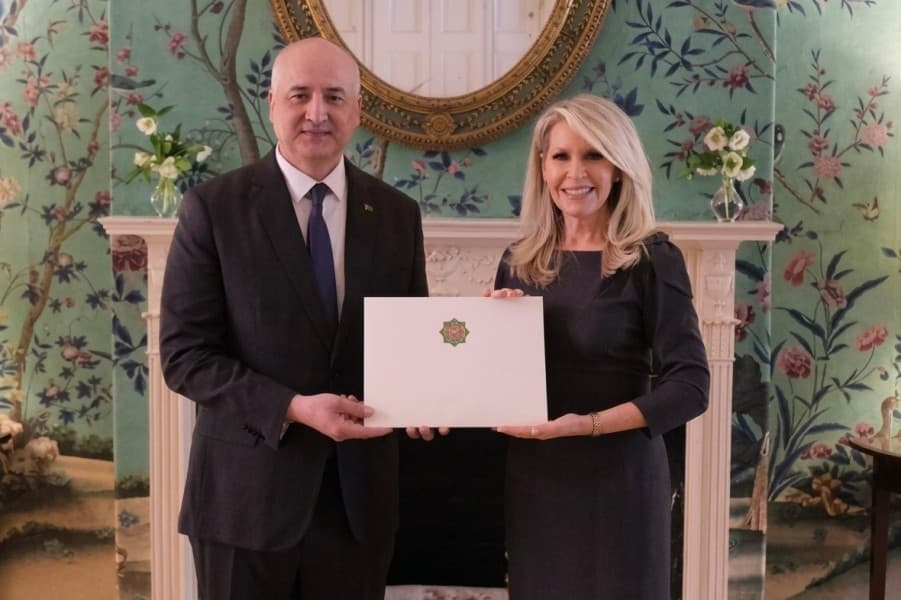 turkmenistanyn-ilcisi-abs-nyn-protokol-gullugynyn-yolbascysyna-ynanc-hatlarynyn-nusgalaryny-gowsurdy