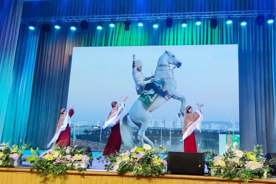 Türkmen ýaşlary Minskdäki talyplar festiwalyny milli däpleriniň joşguny bilen bezedi