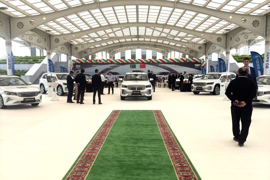 Geely на Туркмено-Китайской выставке в Ашхабаде: технологии, модели и официальный статус