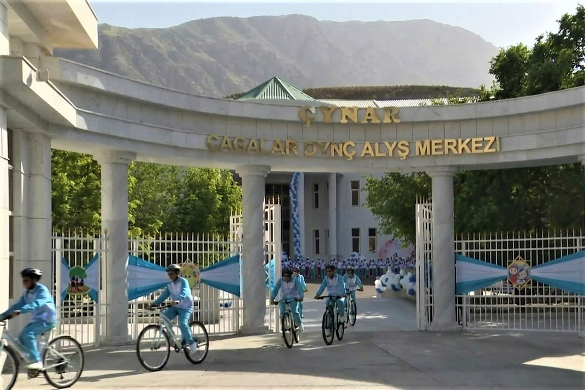 Children at the Döwletliler Köşgi Children's Palace Receive Bicycles