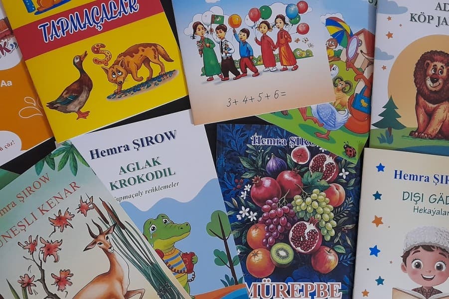 Kitabyň gaýdyp dolanmagy: ýazyjy Hemra Şirow okamak medeniýetini täzeden moda öwürýär