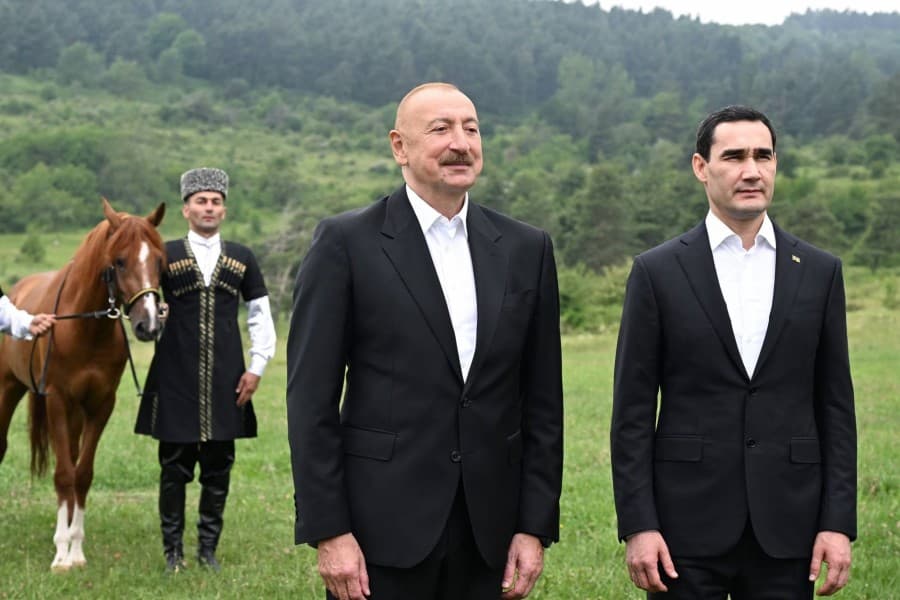 Türkmenistanyň Prezidenti Serdar Berdimuhamedowyň Azerbaýjan Respublikasyna döwlet saparynyň ikinji güni Garabag sebitindäki iri möçberli infrastruktura we medeni taslamalar bilen tanyşmaga bagyşlandy. Türkmenistanyň Baştutany Baku şäherinden Fizuli şäherine ugrady. Fizuli Halkara howa menzilinde Prezident Serdar Berdimuhamedowy Azerbaýjan Respublikasynyň Prezidenti Ilham Aliýew garşylady