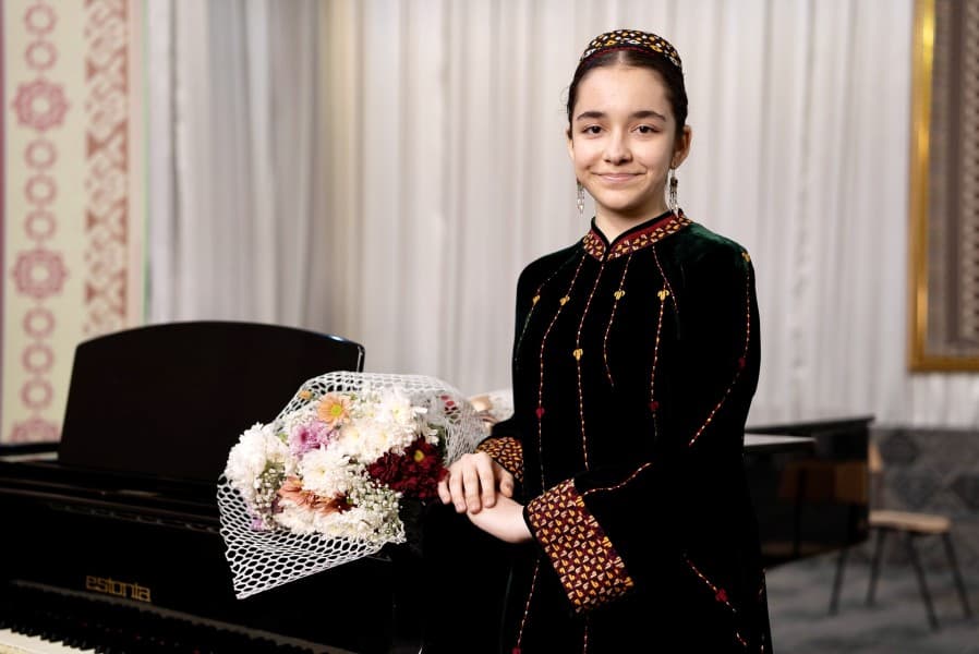 Fransuz dili Debýussi üçin, Şopene çaýa, gulaklykda ABBA we Grand-Operada çykyş etmek arzuwy