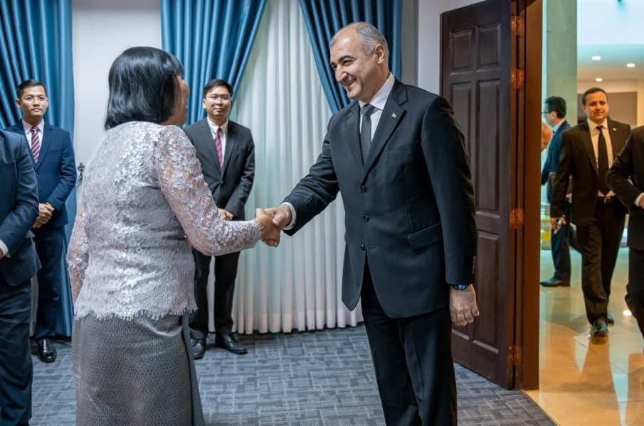 Daşary işler ministriniň orunbasary Ahmet Gurbanowyň ýolbaşçylygyndaky Türkmenistanyň wekiliýeti Kamboja Patyşalygyna netijeli iş saparyny amala aşyrdy. 8-9-njy maýda Pnompende hökümet we işewürler toparlarynyň wekilleri bilen birnäçe duşuşyklar geçirildi