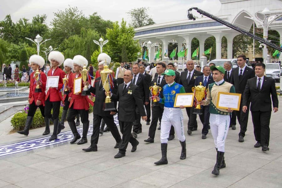 On May 16, a large-scale ceremony was held at the Tashkent Recreation Park in Ashgabat to honor Turkmen horse breeders and riders who won the highest titles of "Asian Champion" and "World Champion" at the prestigious equestrian competitions and international Akhal-Teke beauty contest "Pearl of the East 2026" in Uzbekistan