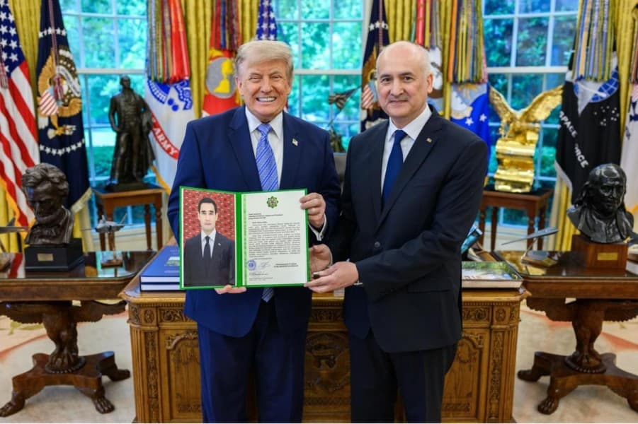 Waşingtonda türkmen-amerikan gatnaşyklarynyň täze tapgyryny alamatlandyrýan resmi dabaraly çäre geçirildi. Ak tamda Türkmenistanyň Amerikanyň Birleşen Ştatlaryndaky Adatdan daşary we Doly ygtyýarly ilçisi Esen Aýdogdyýew ABŞ-nyň Prezidenti Donald Trampa ynanç hatyny gowşurdy