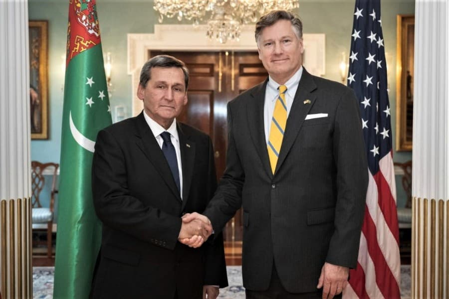 Türkmenistanyň daşary syýasat edarasynyň ýolbaşçysy Raşid Meredow Amerikanyň Birleşen Ştatlaryna amala aşyrýan iş saparynyň çäklerinde, 27-nji maýda Waşingtonda ABŞ-nyň Döwlet sekretarynyň orunbasary Kristofer Landau bilen gepleşikleri geçirdi
