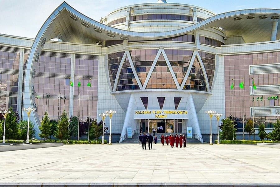 turkmenistanyn-tehnoparkynyn-nebit-bilen-hapalanan-topraklary-dikeltmek-boyunca-islap-tayyarlamasy