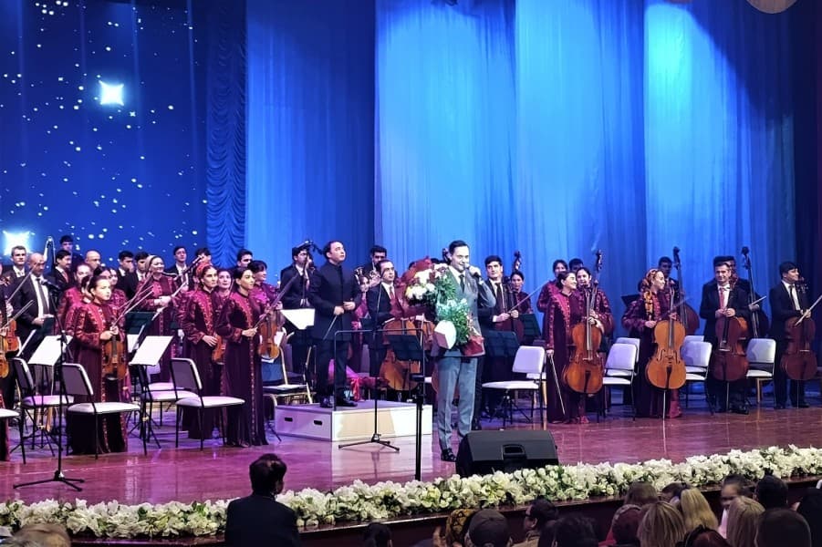 spell-stellar-melody-russian-artist-albert-zhalilov-congratulated-women-turkmenistan