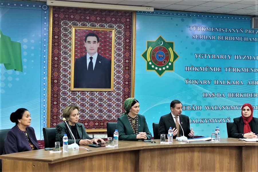 Türkmenistanyň DIM-niň Halkara gatnaşyklary instituty diplomatlaryň birnäçe neslini birleşdiren hünär çekişmeleriniň meýdançasyna öwrüldi. «Zenan diplomatlaryň jemgyýetdäki orny we olaryň ýeten sepgitleri» atly interaktiw dialog Merkezi Aziýanyň ýaş döwlet gullukçylary üçin geçirilen ikinji sebitleýin okuw maslahaty bilen utgaşyp, onuň many we ähmiýet taýdan üstüni ýetirdi