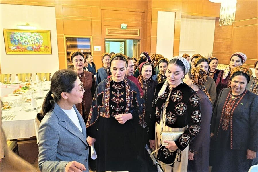 asgabatda-zenanlar-we-jemgyyet-atly-turkmen-hytay-tegelek-stoly-gecirildi