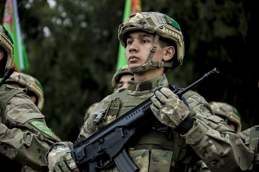 turkmenistanyn-prezidenti-cagyrys-boyunca-harby-gullugy-gecyan-harby-gullukcylary-harby-gullukdan-bosatmak-we-nobatdaky-cagyrylys-hakynda-permana-gol-cekdi