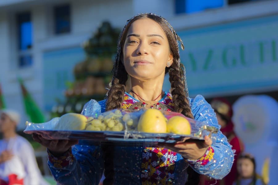 koneurgenc-etraby-yurdumyzyn-gowy-etraby-diylip-ykrar-edildi-we-1-million-dollar-bayraga-mynasyp-boldy